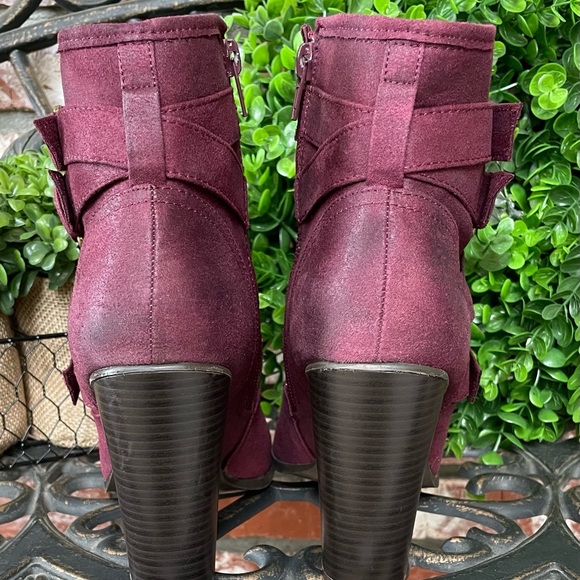 JustFab Binnae High Heeled Bootie; Burgundy Suede W/Multi-Straps & Buckles; Sz 9 - Picture 9 of 16